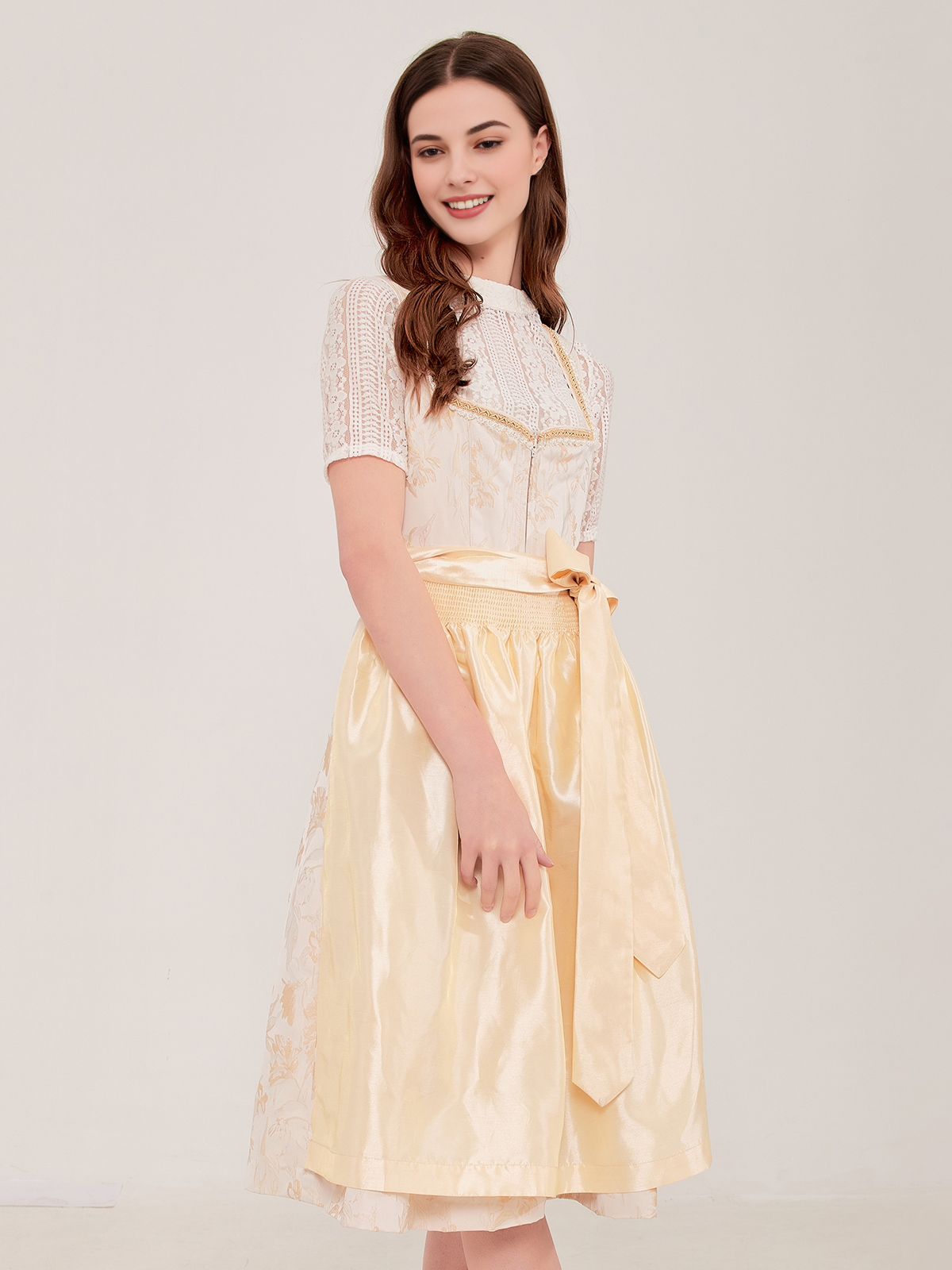 Modernes oranges Dirndl mit schmaler Silhouette