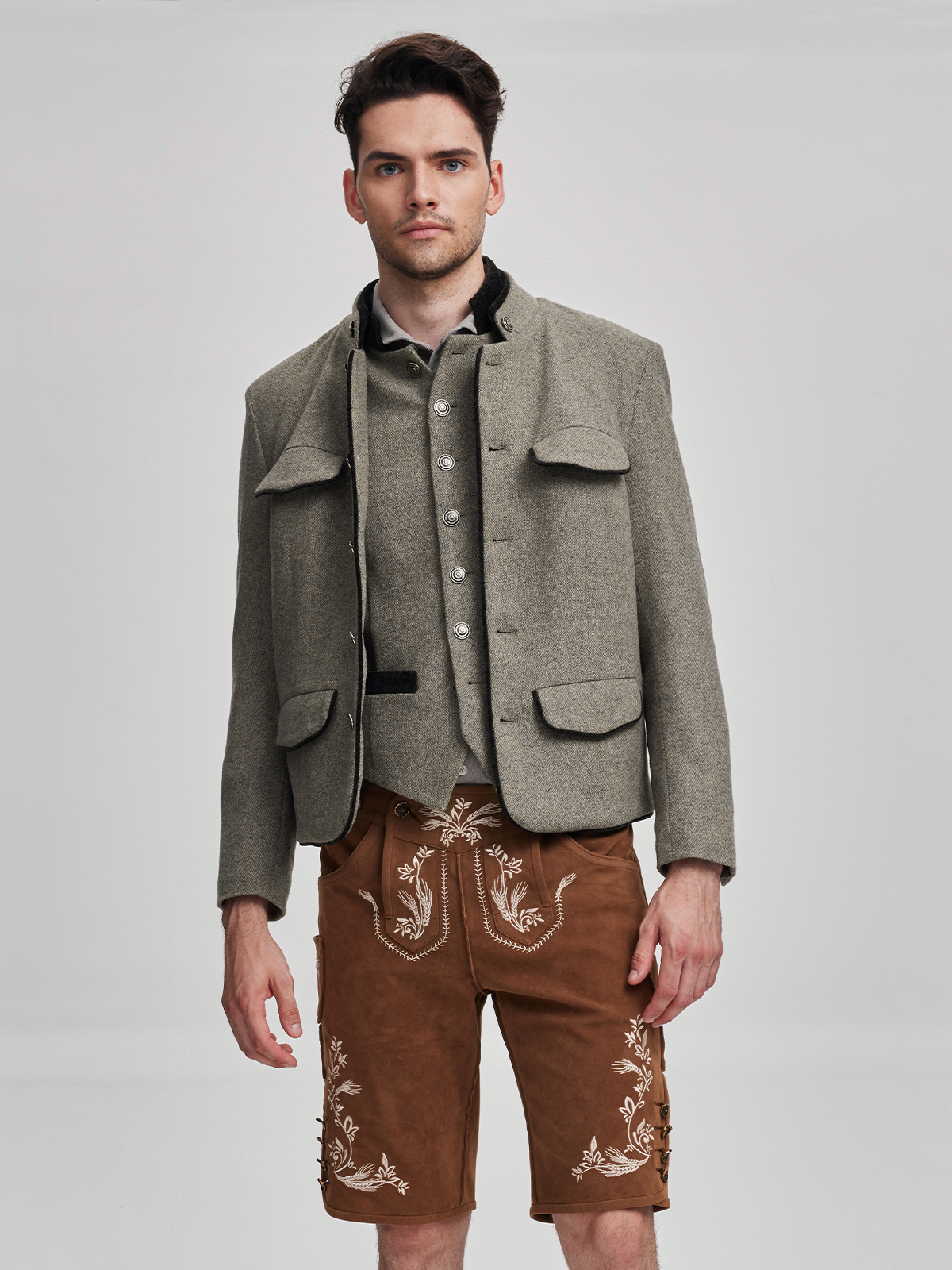 Modernes Dirndl in Grau mit femininem Schnitt