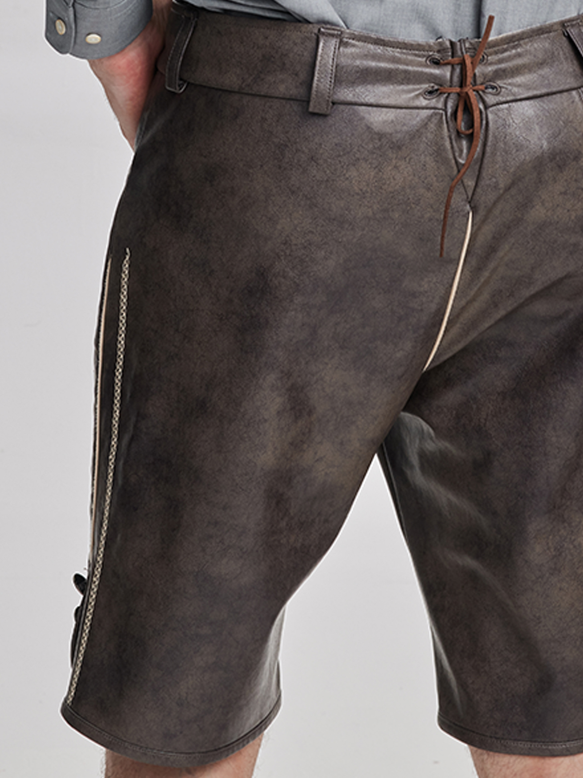 Modernes Dirndl in Grau mit Lederelementen