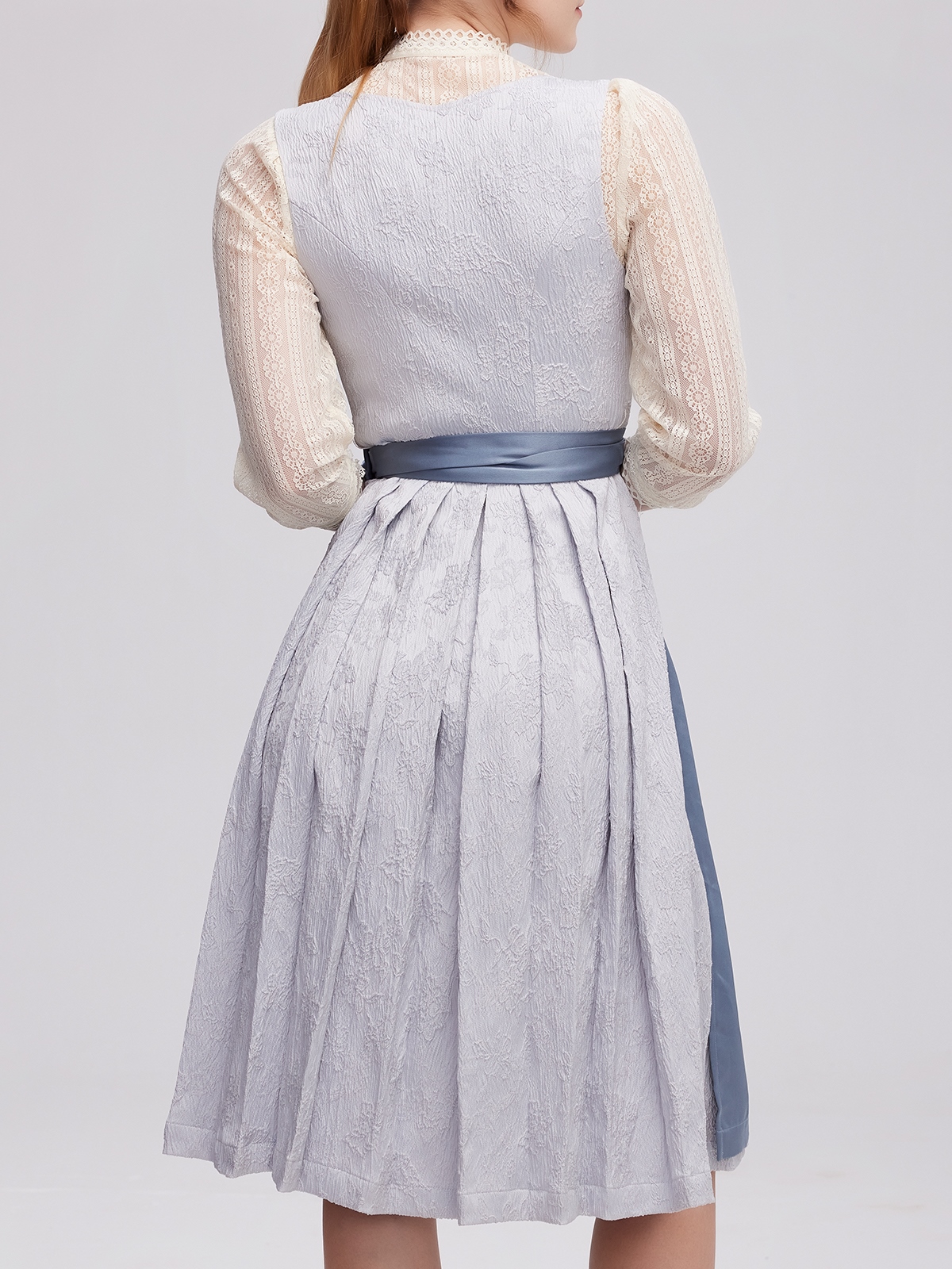 Dirndl Beige Blau – Eleganz und Tradition vereint