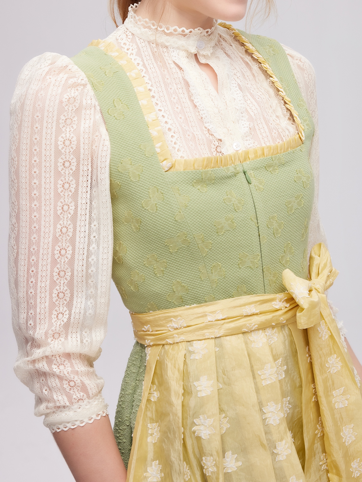 Dirndl in Grün mit floralen Details