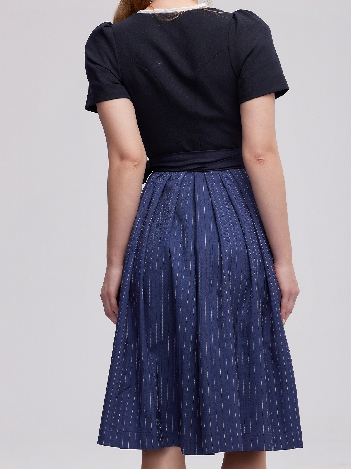 Dirndl mit blauem Ausschnitt