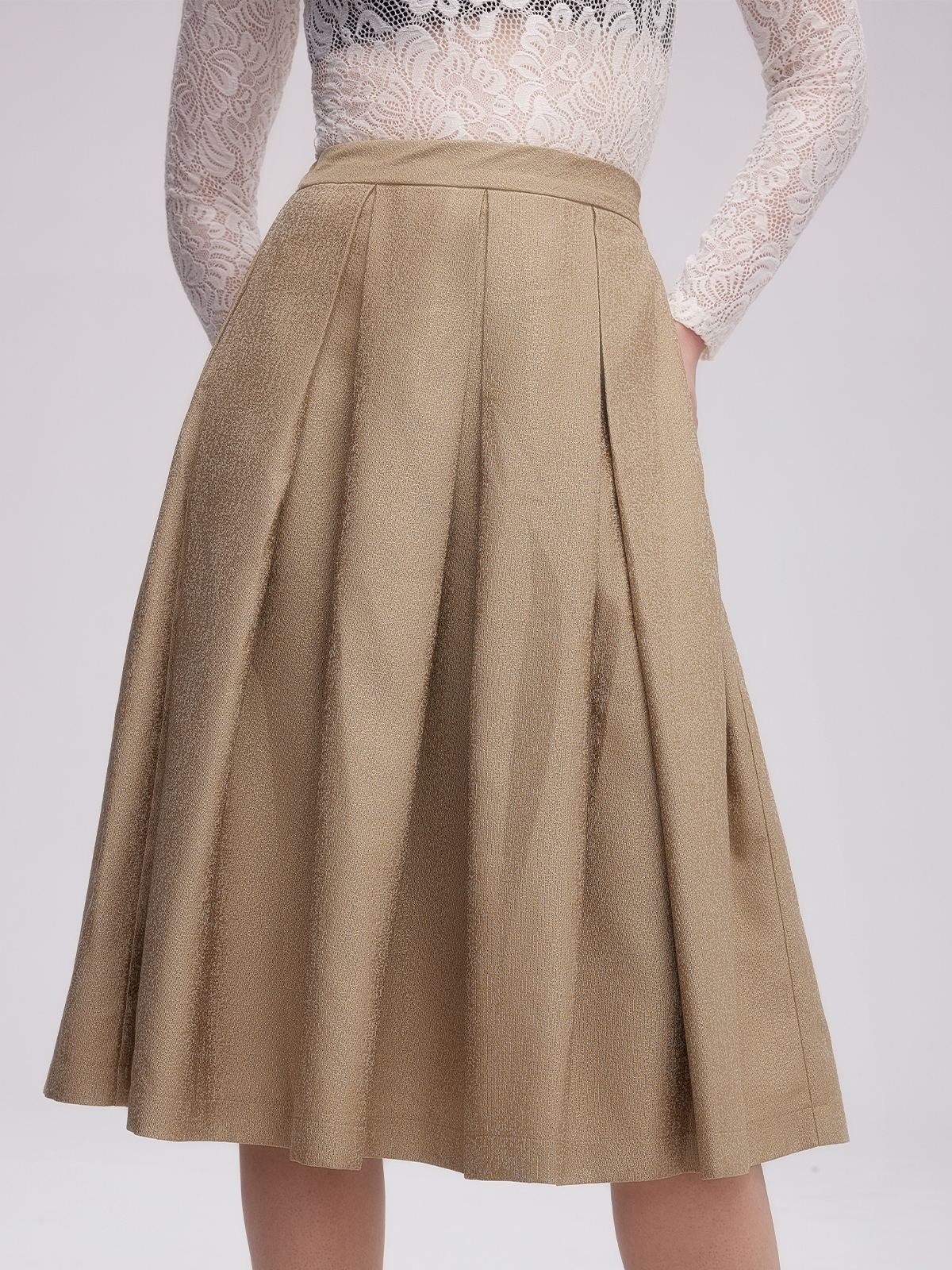 Ein elegantes rotes Samt-Dirndl mit passendem Dekolleté und traditioneller Schürze