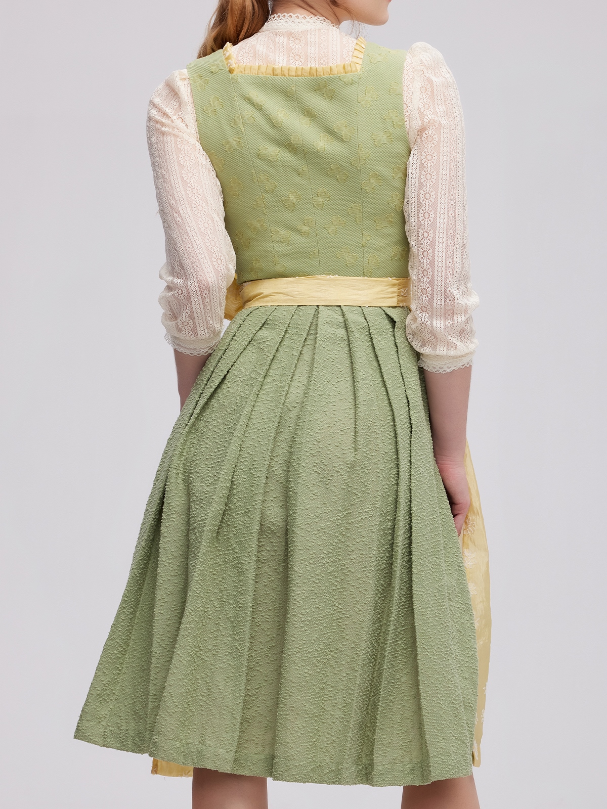 Modernes Dirndl Grün Rot mit figurbetonendem Schnitt