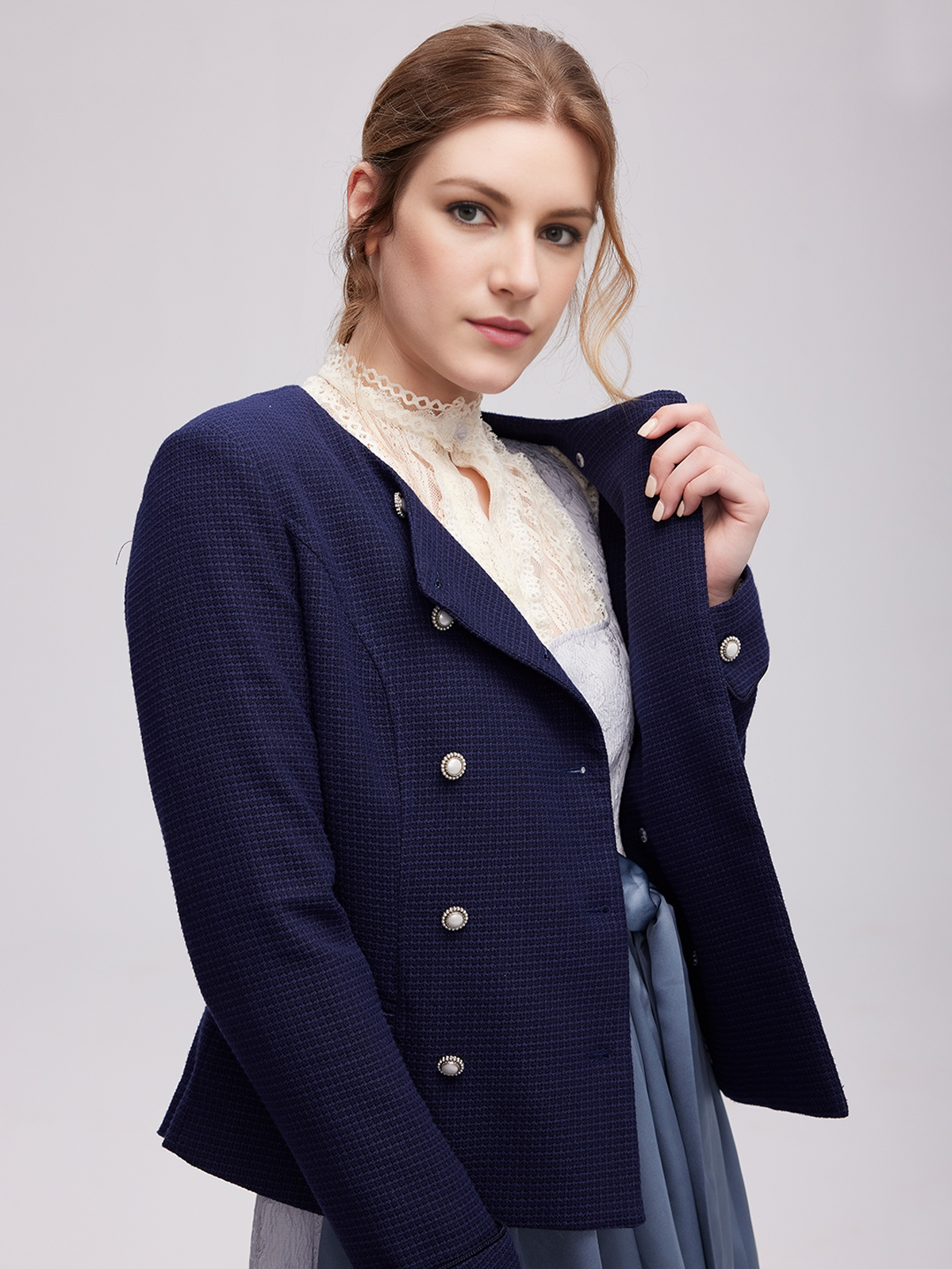 Hellblaues Dirndl mit modernem Schnitt