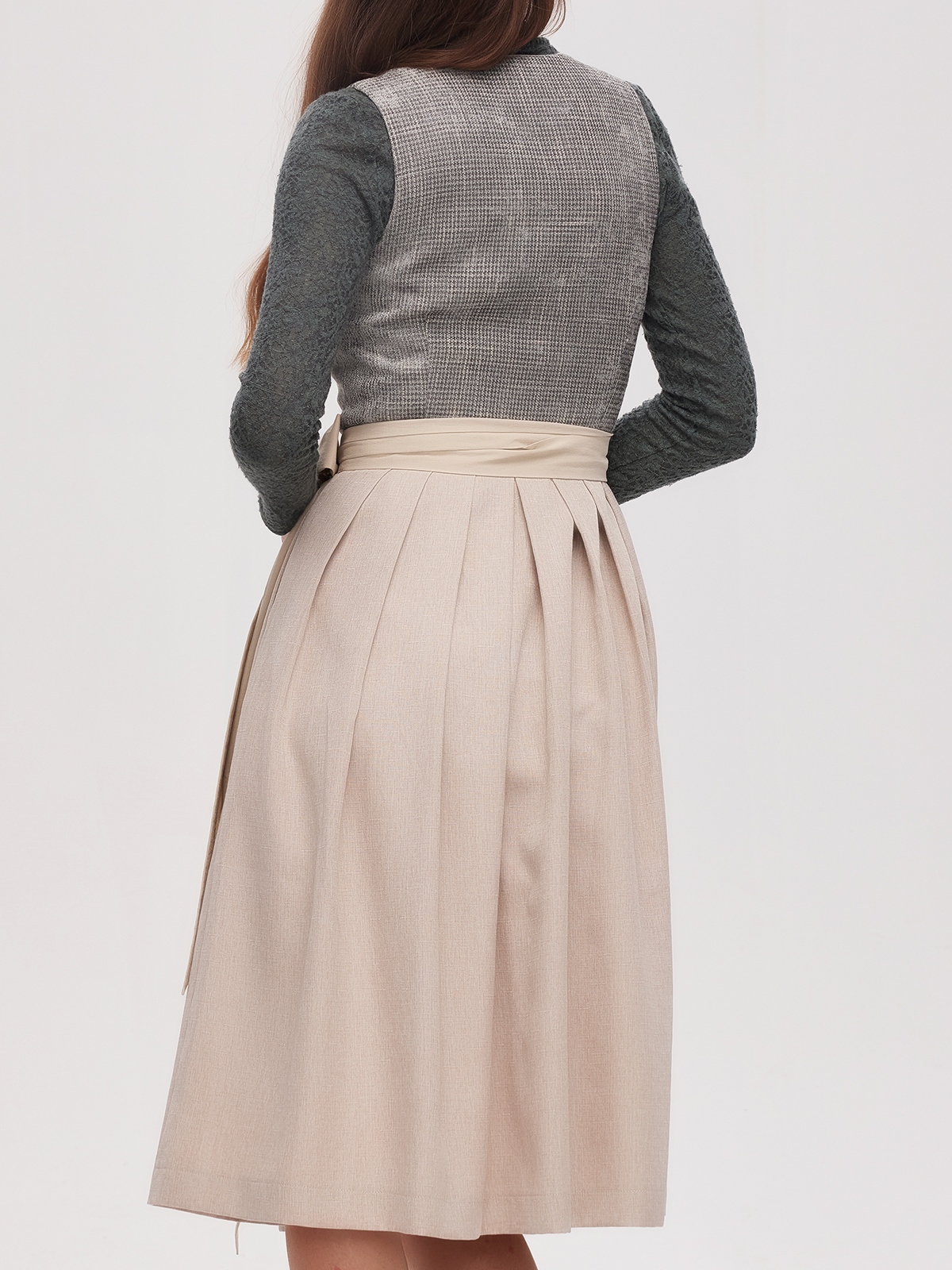 Rot-grünes Dirndl mit modernem Schnitt