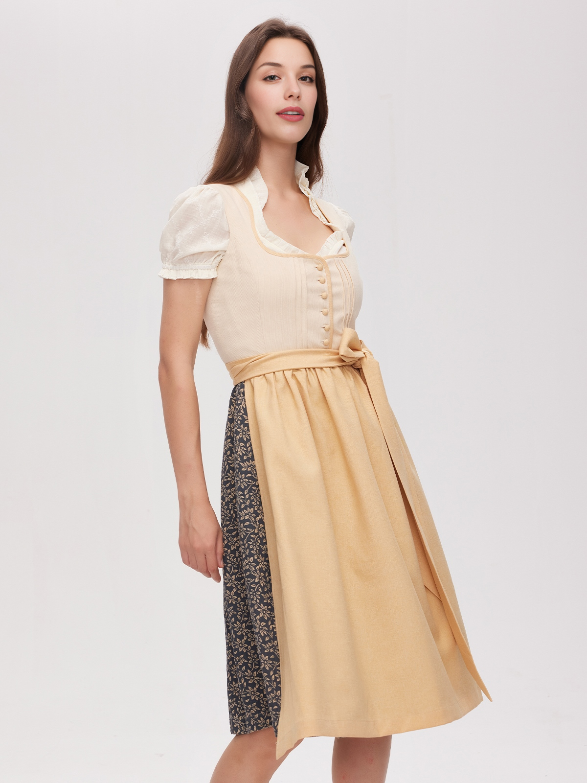 Dirndl in Gelb mit femininem Schnitt